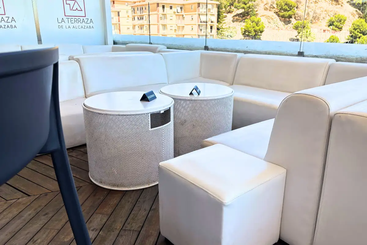 Reservado bottle service at a Málaga rooftop bar
